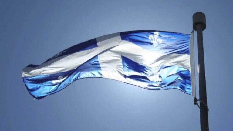 Drapeau du Quebec flottant au vent